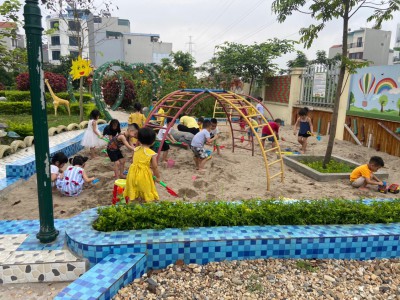 Những ngày đầu đến trường của bé.