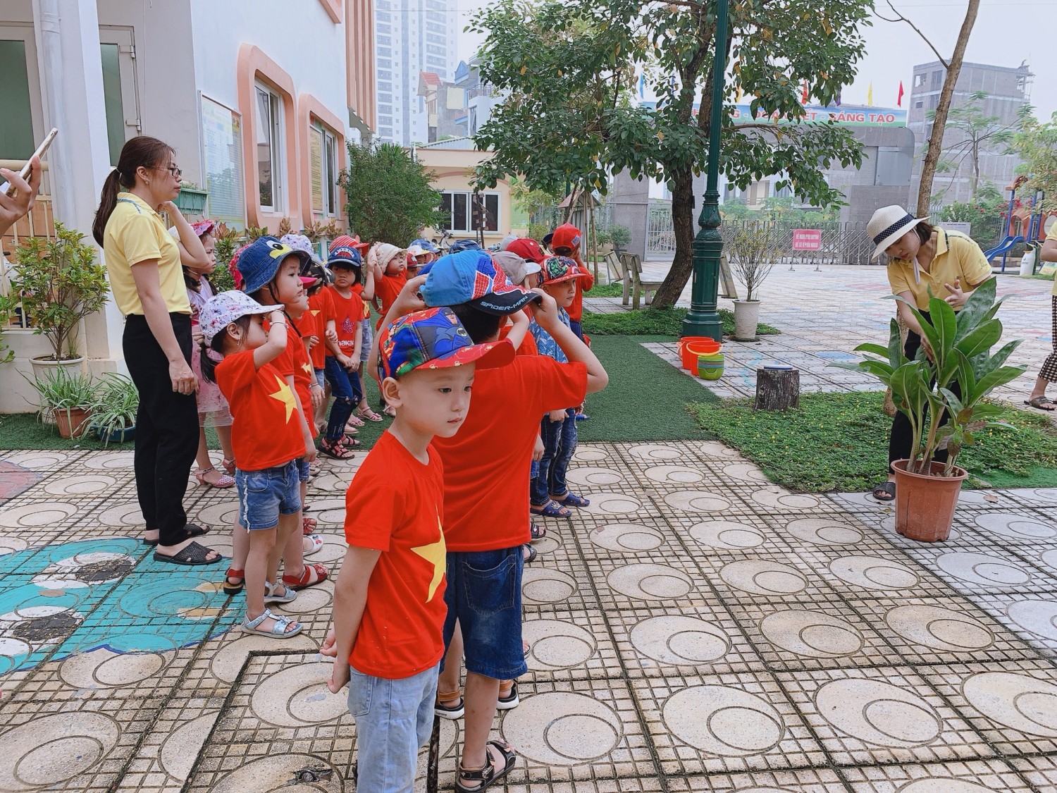 Giờ học khám phá của các bé.