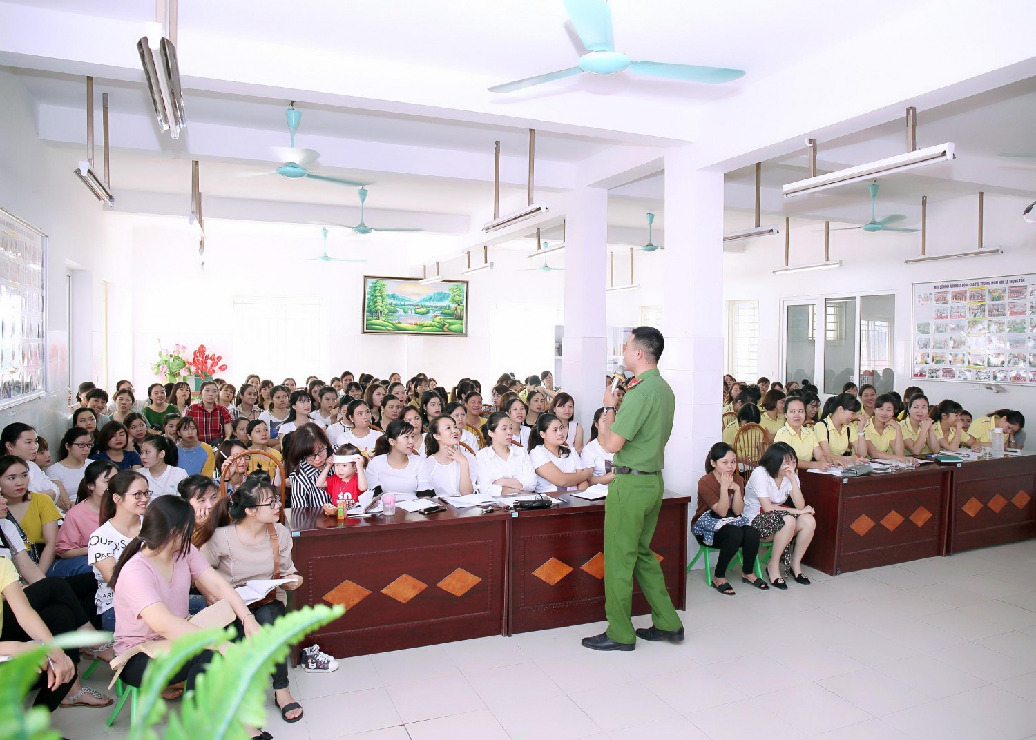 Giảng viên giảng về công tác PCCC 